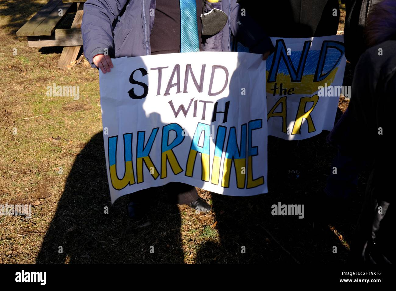 Zeichen zur Unterstützung der Ukraine und zur Beendigung des Krieges bei einer Kundgebung in Metuchen, NJ, die die Ukraine unterstützt, nachdem sie von Russland eingedrungen war Stockfoto