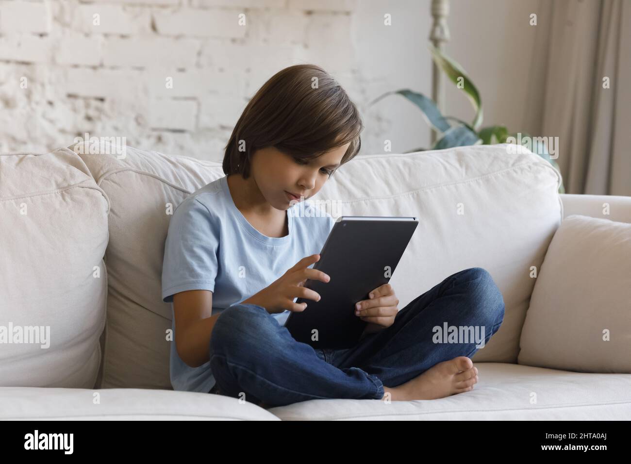 Pre teen boy -Fotos und -Bildmaterial in hoher Auflösung – Alamy