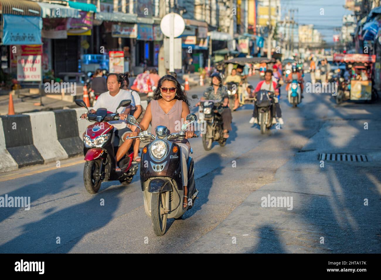Motorradverkehr während der Hauptverkehrszeit in Hua hin. Dies ist ein altes Fischerdorf, das zu einem der beliebtesten Reiseziele in Thailand wurde. Stockfoto