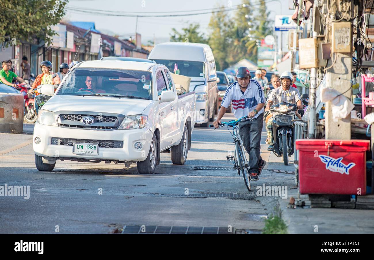Motorradverkehr während der Hauptverkehrszeit in Hua hin. Dies ist ein altes Fischerdorf, das zu einem der beliebtesten Reiseziele in Thailand wurde. Stockfoto