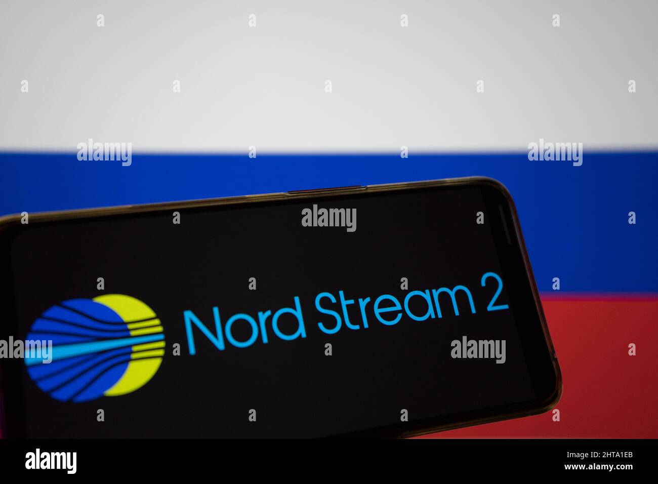 Griechenland. 27.. Februar 2022. In dieser Abbildung wird das Nord Stream 2-Logo auf einem Smartphone-Bildschirm und die Flagge Russlands auf dem Hintergrund angezeigt.Nord Stream ist ein Pipelinesystem, das Erdgas von Russland nach Europa transportiert. Kredit: SOPA Images Limited/Alamy Live Nachrichten Stockfoto