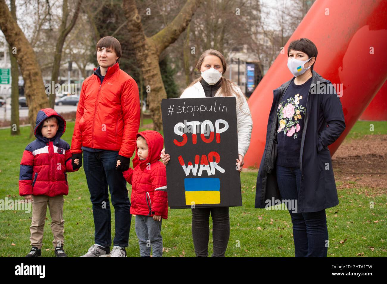 Ukrainische Familie protestiert gegen Aggression und Krieg gegen die Ukraine und Putins Aktionen mit dem Schild: Stop war, Stop Putin. Seattle, WA, USA Stockfoto
