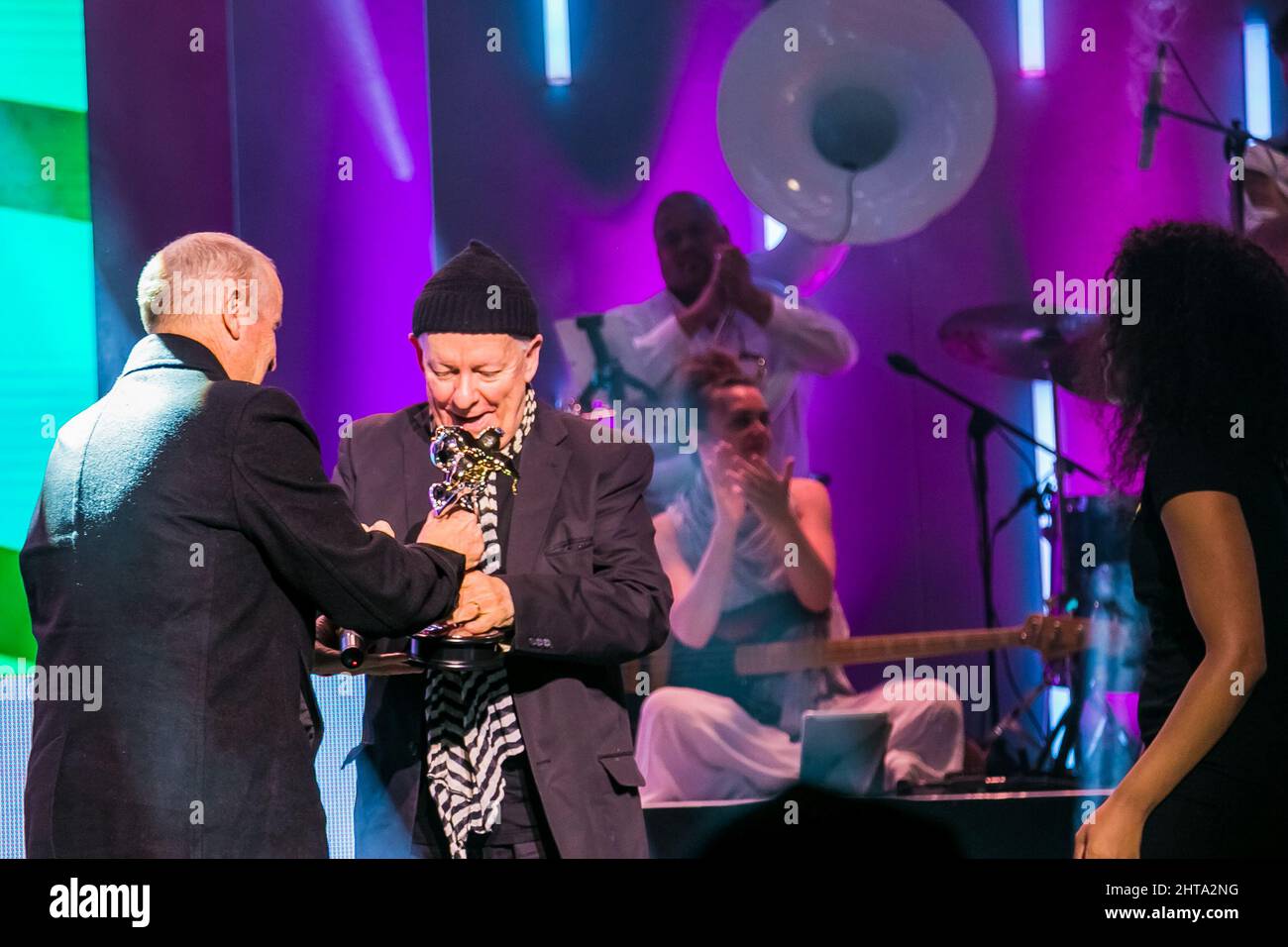 Pieter Dirk Uys erhält von der Legende Johnny Clegg einen Preis für sein Lebenswerk Stockfoto