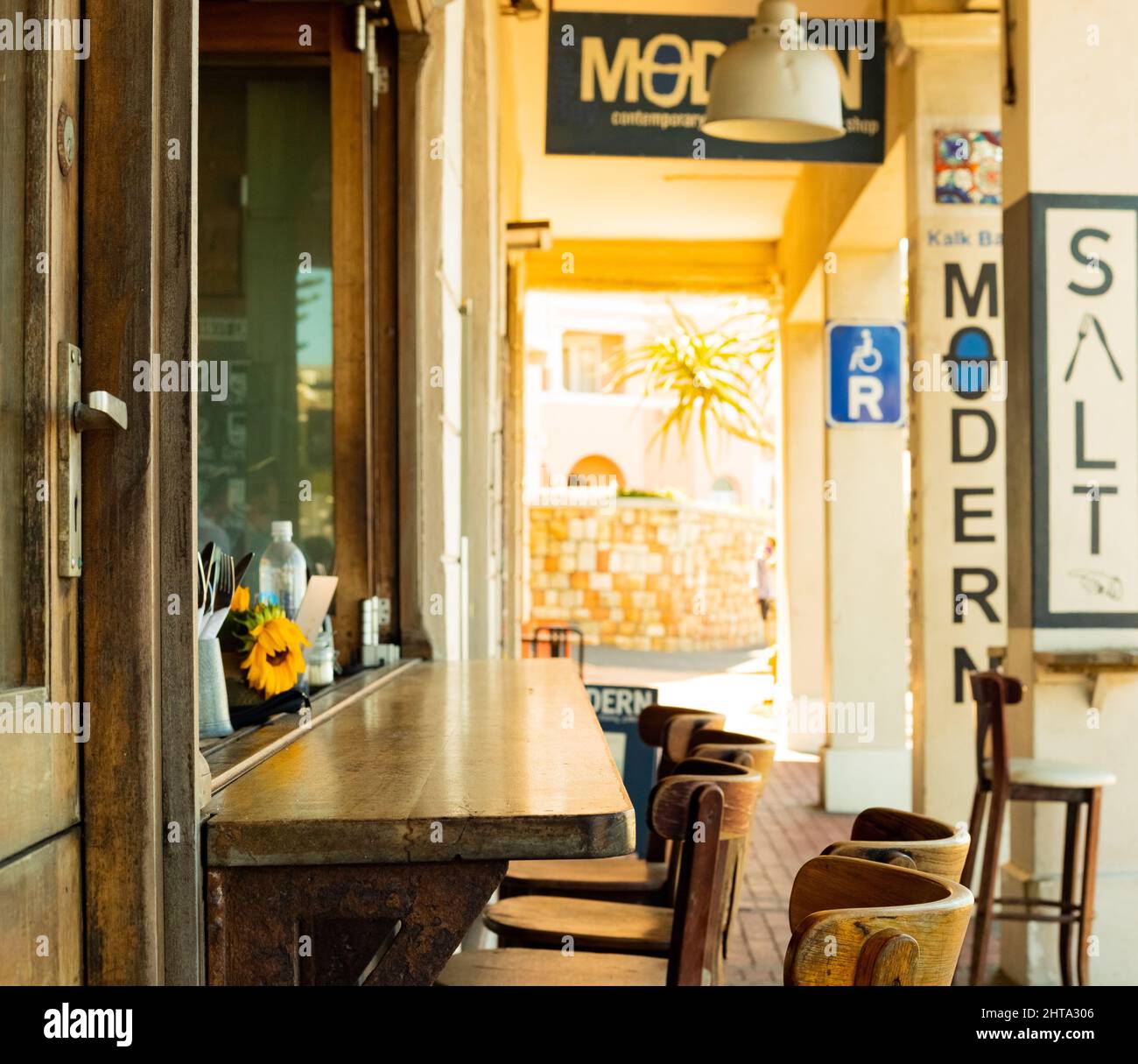 Café-Bar in der kleinen Küstenstadt Kalk Bay Stockfoto