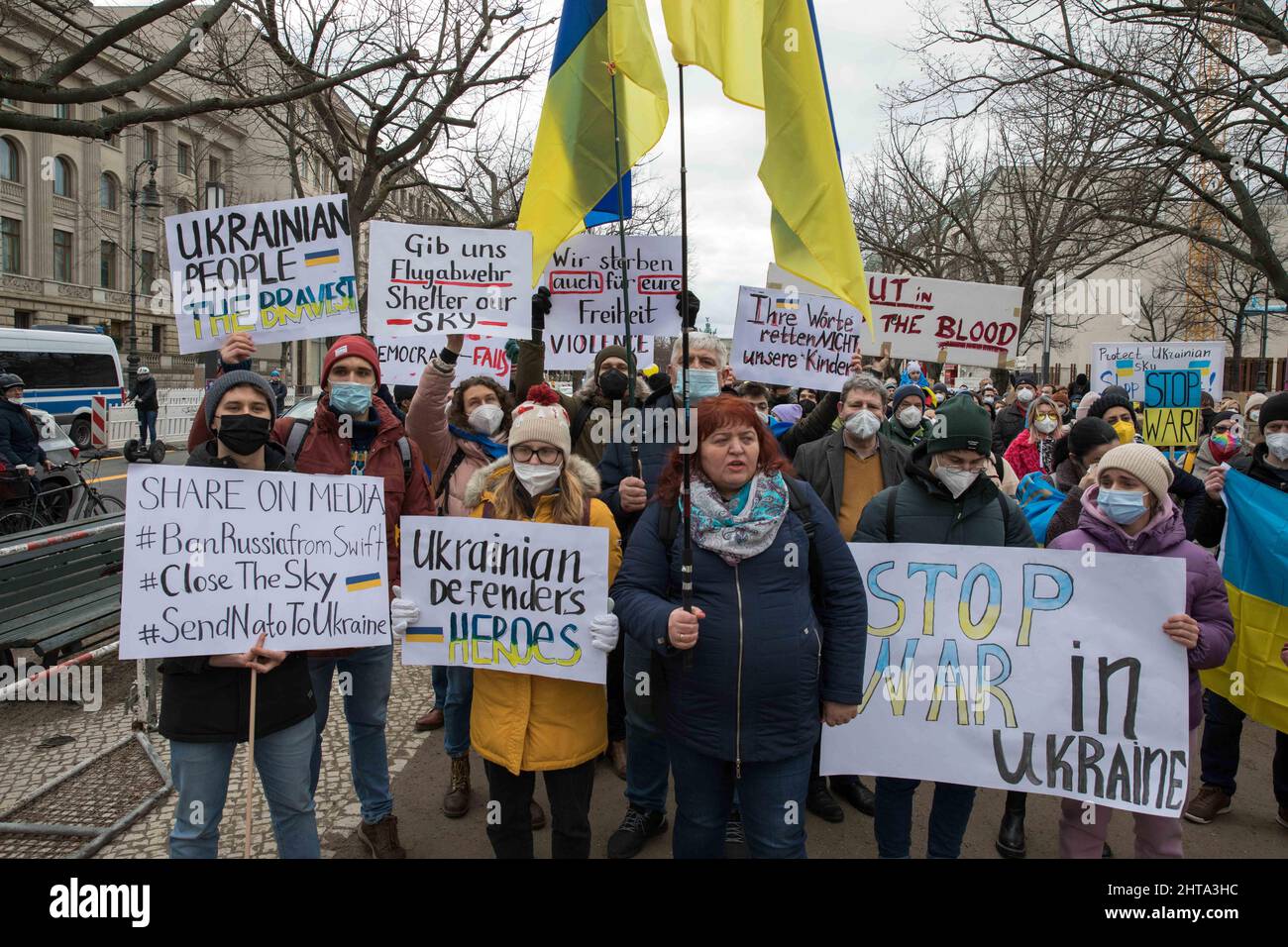 Berlin, Deutschland. 26.. Februar 2022. Proteste gegen den russischen Einmarsch in die Ukraine. Demonstranten versammelten sich am Samstag vor der russischen Botschaft in Berlin. Viele Demonstranten, die Schilder mit der Aufschrift Putin ist ein Terrorist, ein Mörder halten, beenden den Krieg, schließen den Himmel, Flugverbotszone, Waffen für die Ukraine und Verbot Russland aus Swift. Außerdem verglich mehrere Demonstranten Putin mit Hitler, nannten ihn Putler oder ließen ihn ein Hakenkreuz tragen. Die deutsche Polizei versuchte, mehrere Zeichen des Protestes zu verbieten. (Bild: © Michael Kuenne/PRESSCOV über ZUMA Press Wire) Stockfoto