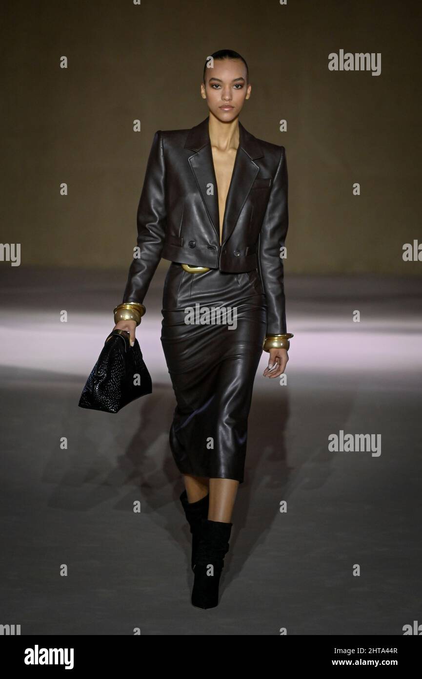 Mailand, Italien. 27.. Februar 2022. Mailand, Mailand Fashion Week, Frauen Herbst Winter 2022. Mailand, Damenmode, Herbst Winter 2022/23 Luisa Spagnoli Fashion Show Catwalk im Bild: Modell Kredit: Unabhängige Fotoagentur/Alamy Live News Stockfoto