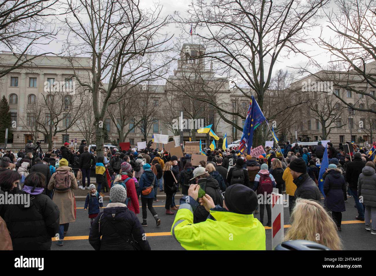 Berlin, Deutschland. 26.. Februar 2022. Proteste gegen den russischen Einmarsch in die Ukraine. Demonstranten versammelten sich am Samstag vor der russischen Botschaft in Berlin. Viele Demonstranten, die Schilder mit der Aufschrift Putin ist ein Terrorist, ein Mörder halten, beenden den Krieg, schließen den Himmel, Flugverbotszone, Waffen für die Ukraine und Verbot Russland aus Swift. Außerdem verglich mehrere Demonstranten Putin mit Hitler, nannten ihn Putler oder ließen ihn ein Hakenkreuz tragen. Die deutsche Polizei versuchte, mehrere Zeichen des Protestes zu verbieten. (Bild: © Michael Kuenne/PRESSCOV über ZUMA Press Wire) Stockfoto