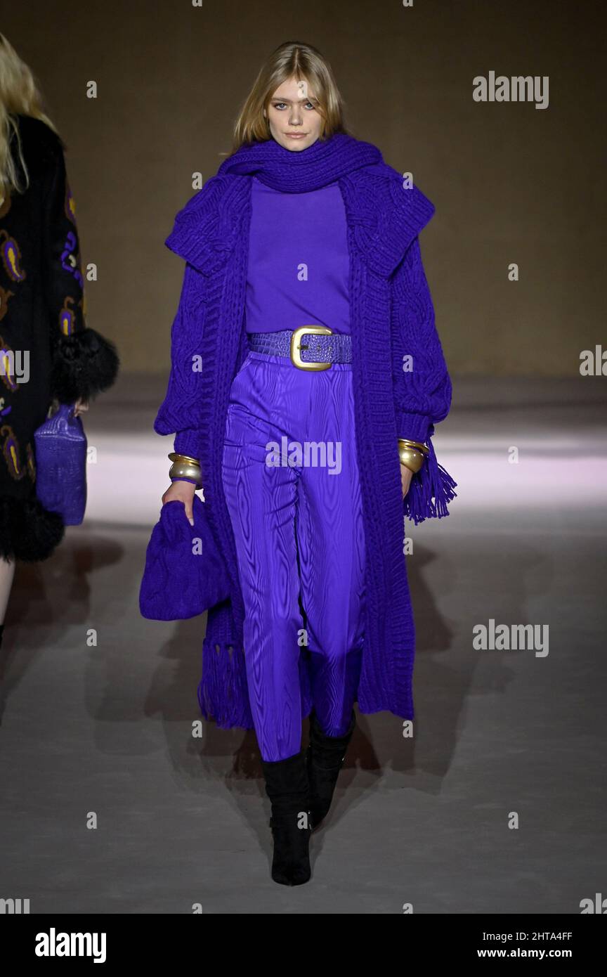 Mailand, Italien. 27.. Februar 2022. Mailand, Mailand Fashion Week, Frauen Herbst Winter 2022. Mailand, Damenmode, Herbst Winter 2022/23 Luisa Spagnoli Fashion Show Catwalk im Bild: Modell Kredit: Unabhängige Fotoagentur/Alamy Live News Stockfoto