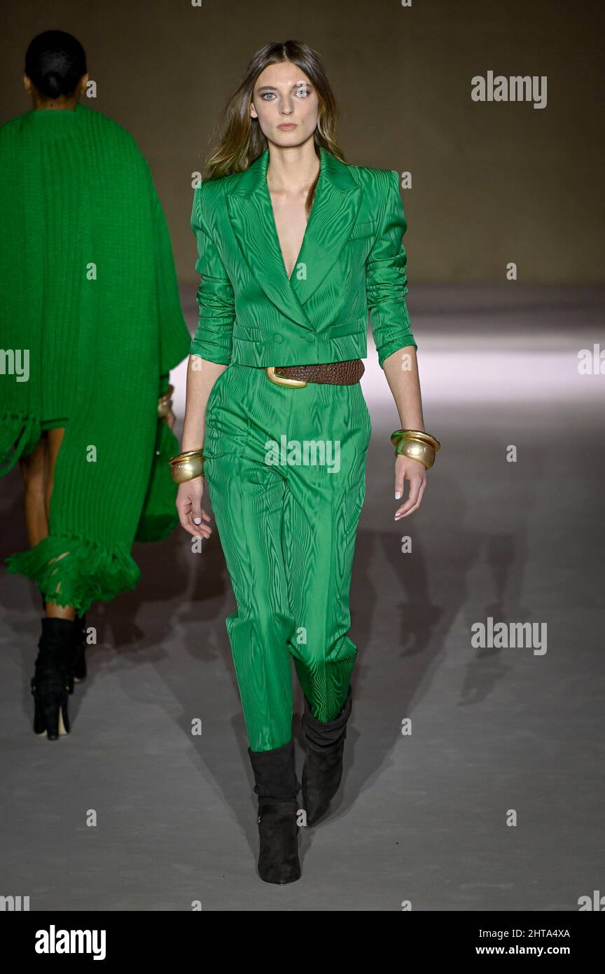 Mailand, Italien. 27.. Februar 2022. Mailand, Mailand Fashion Week, Frauen Herbst Winter 2022. Mailand, Damenmode, Herbst Winter 2022/23 Luisa Spagnoli Fashion Show Catwalk im Bild: Modell Kredit: Unabhängige Fotoagentur/Alamy Live News Stockfoto