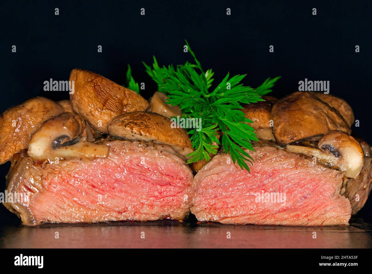 Steak mit Pilzen Stockfoto