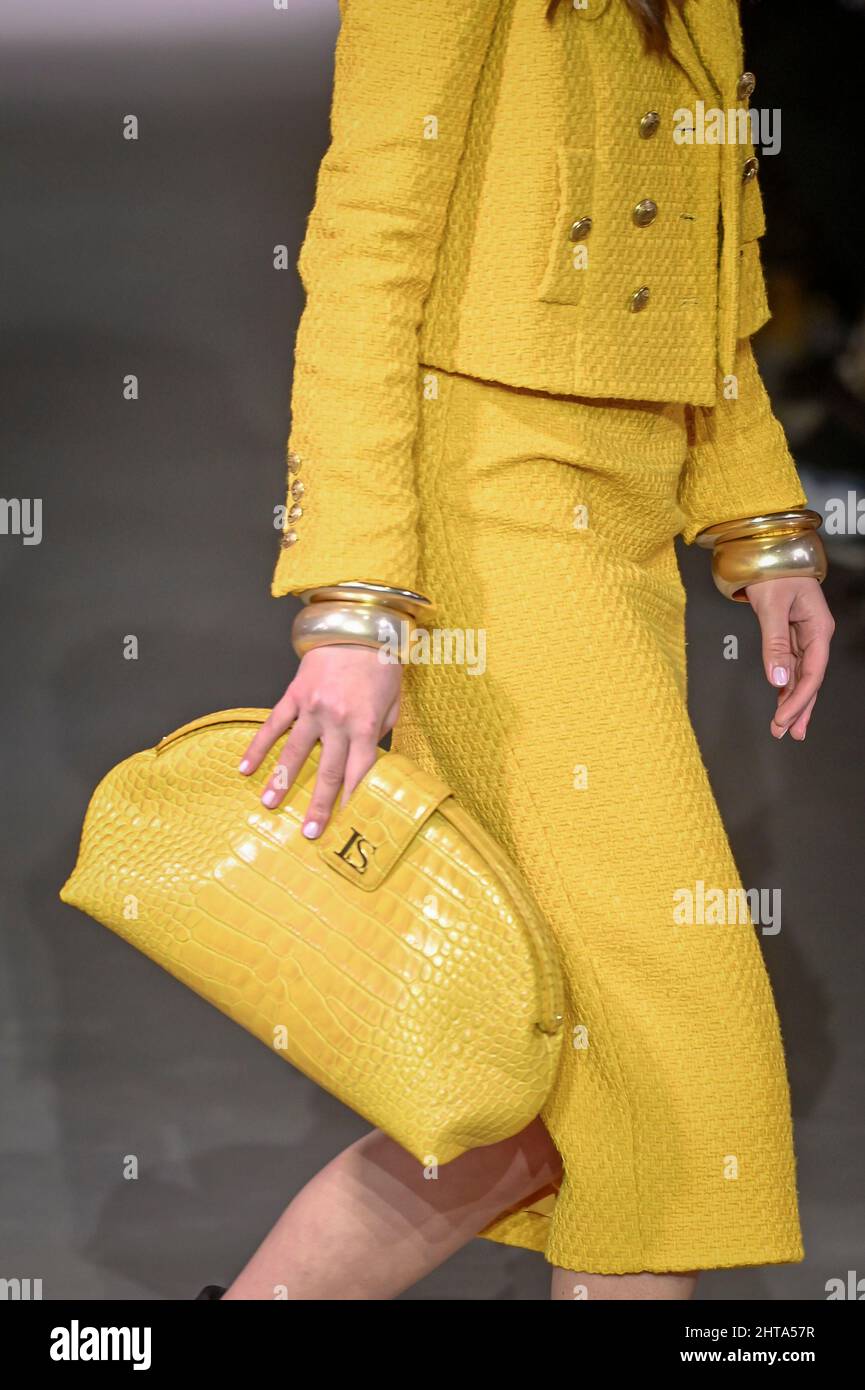 Mailand, Italien. 27.. Februar 2022. Mailand, Mailand Fashion Week, Frauen Herbst Winter 2022. Mailand, Damenmode, Herbst Winter 2022/23 Luisa Spagnoli Fashion Show Catwalk im Bild: Modell Kredit: Unabhängige Fotoagentur/Alamy Live News Stockfoto