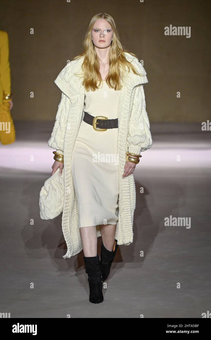 Mailand, Italien. 27.. Februar 2022. Mailand, Mailand Fashion Week, Frauen Herbst Winter 2022. Mailand, Damenmode, Herbst Winter 2022/23 Luisa Spagnoli Fashion Show Catwalk im Bild: Modell Kredit: Unabhängige Fotoagentur/Alamy Live News Stockfoto