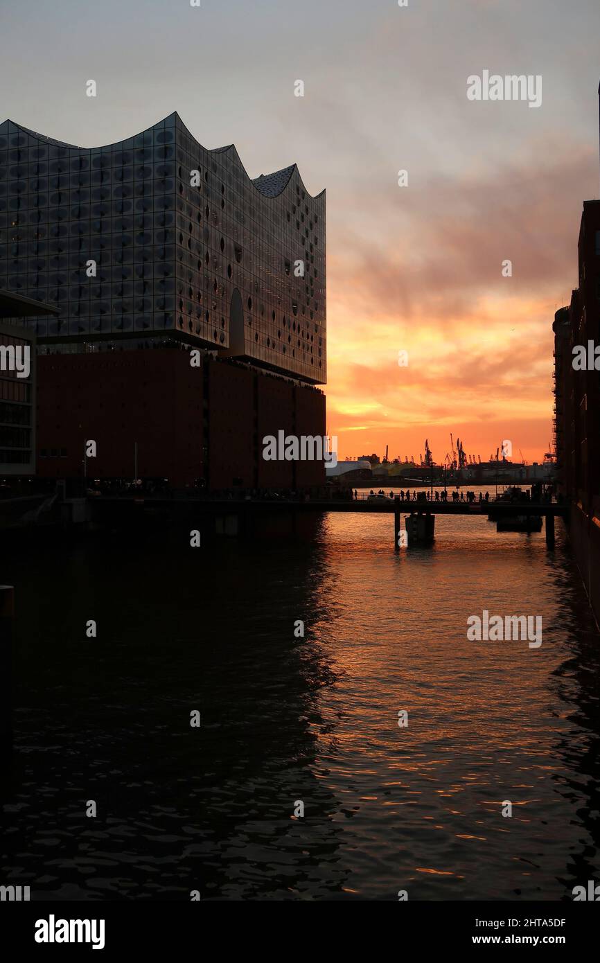 Elbphilharmonie in Hamburg bei Sonnenuntergang Stockfoto