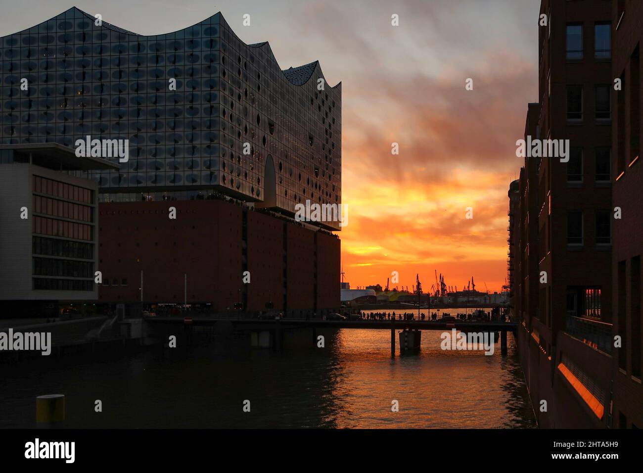 Elbphilharmonie in Hamburg bei Sonnenuntergang Stockfoto