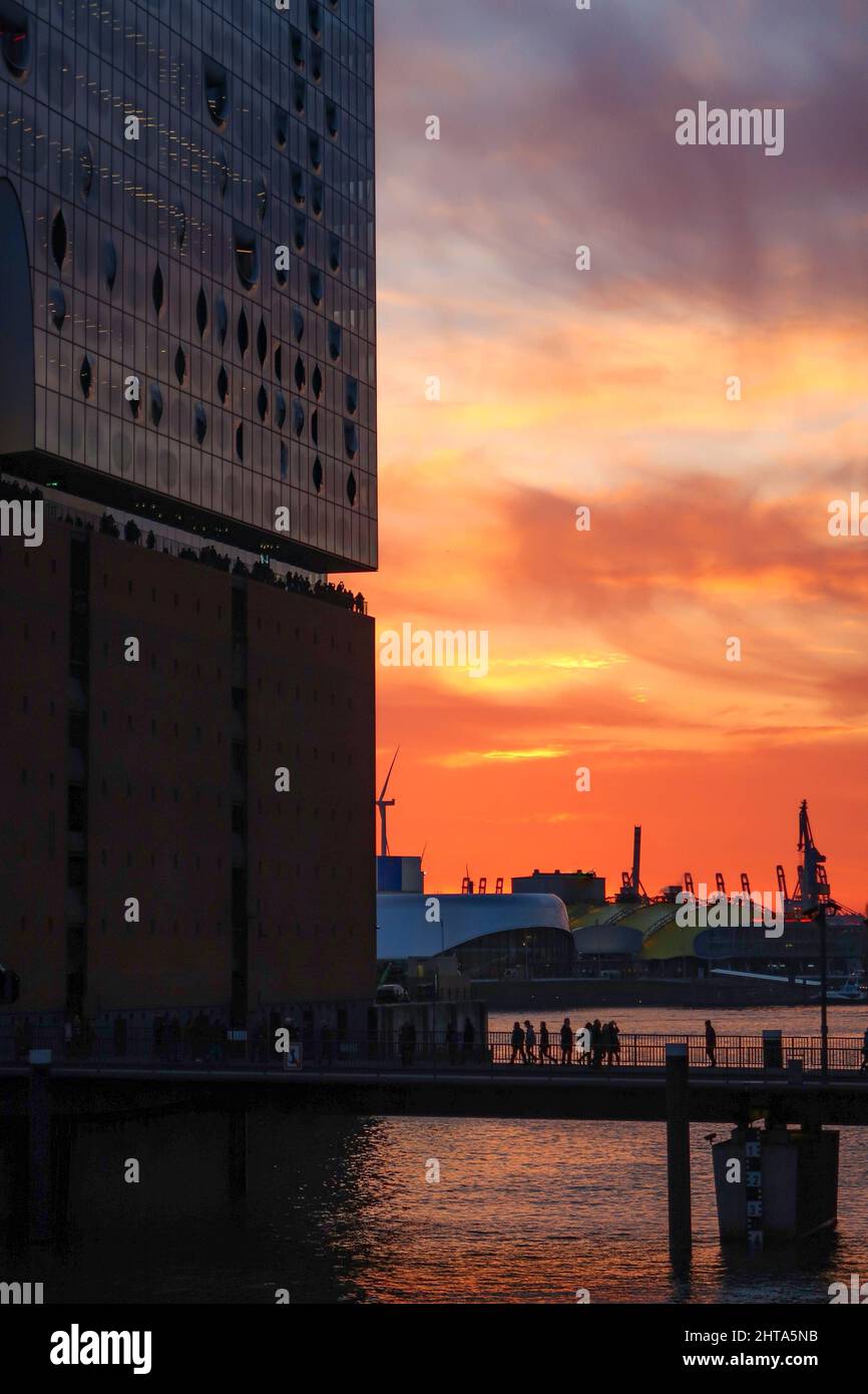 Elbphilharmonie in Hamburg bei Sonnenuntergang Stockfoto