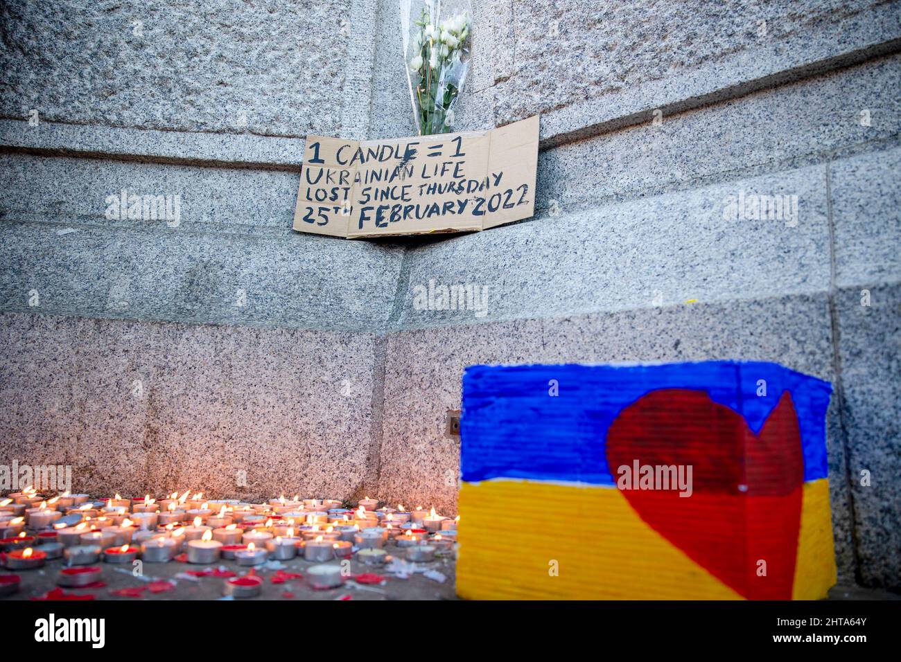 London, Großbritannien. 27.. Februar 2022. In der Ecke des Trafalgar Square werden Kerzen angezündet, um den verlorenen Soldaten in der Ukraine-Russland-Krise Tribut zu zollen. Über Tausende Ukrainer und ihre Anhänger versammelten sich am Trafalgar Square, um gegen die russische Invasion in der Ukraine zu protestieren. Sie forderten die Welt auf, die Ukrainer beim Kampf gegen die russischen Truppen zu unterstützen und zu helfen. (Foto von Hesther Ng/SOPA Images/Sipa USA) Quelle: SIPA USA/Alamy Live News Stockfoto