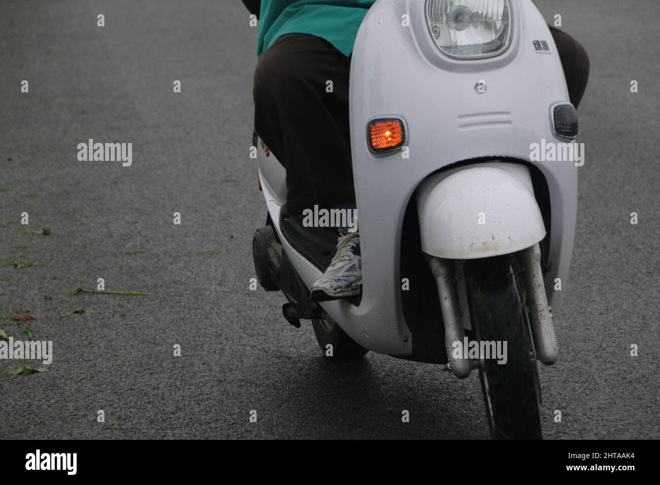 Nahaufnahme des weißen Mopeds auf der Straße. Stockfoto