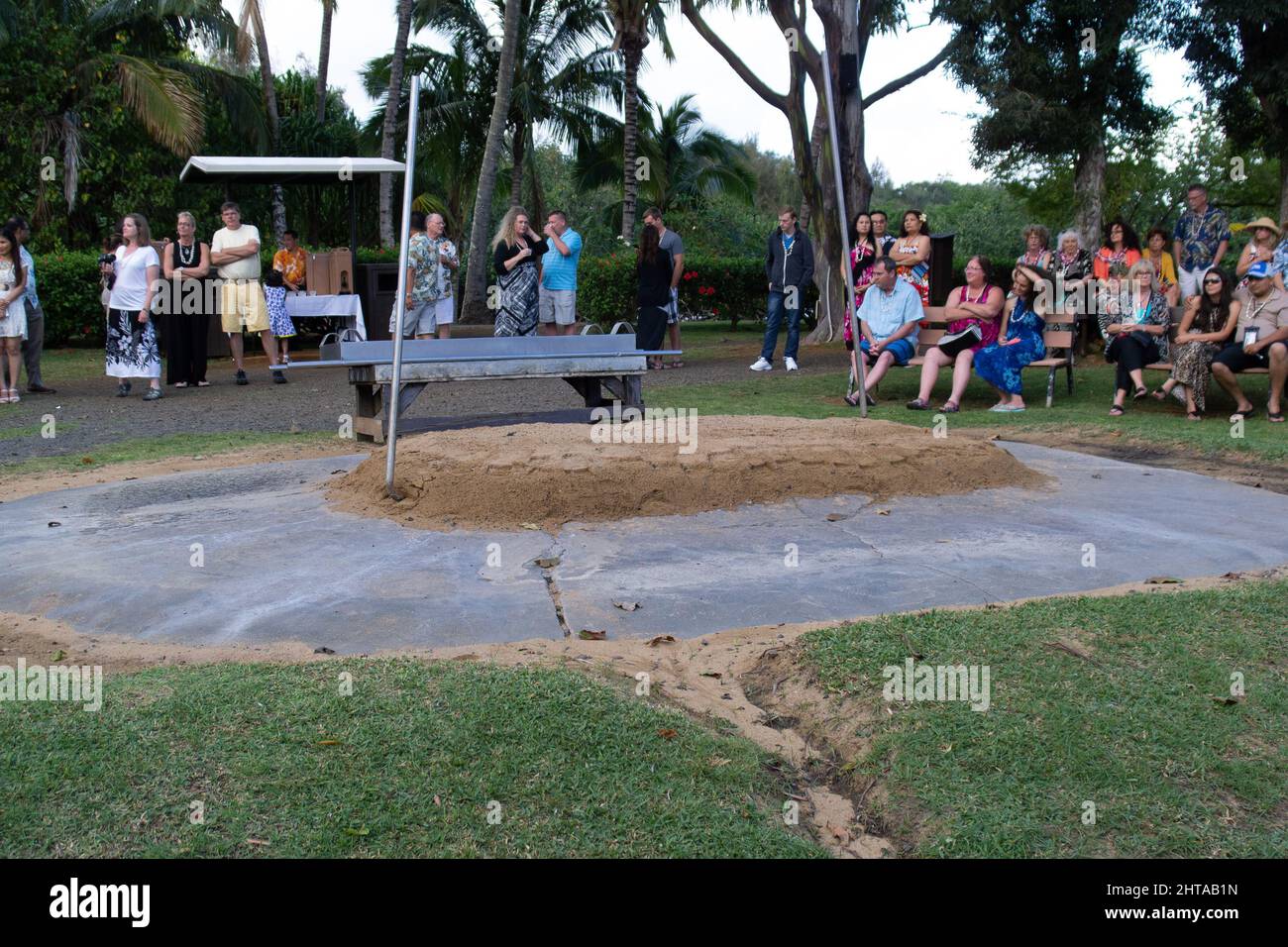 Kauai, Hawaii - 08. Mai 2015: Feuerstelle, in der ein Schwein für einen Luau gekocht wird Stockfoto