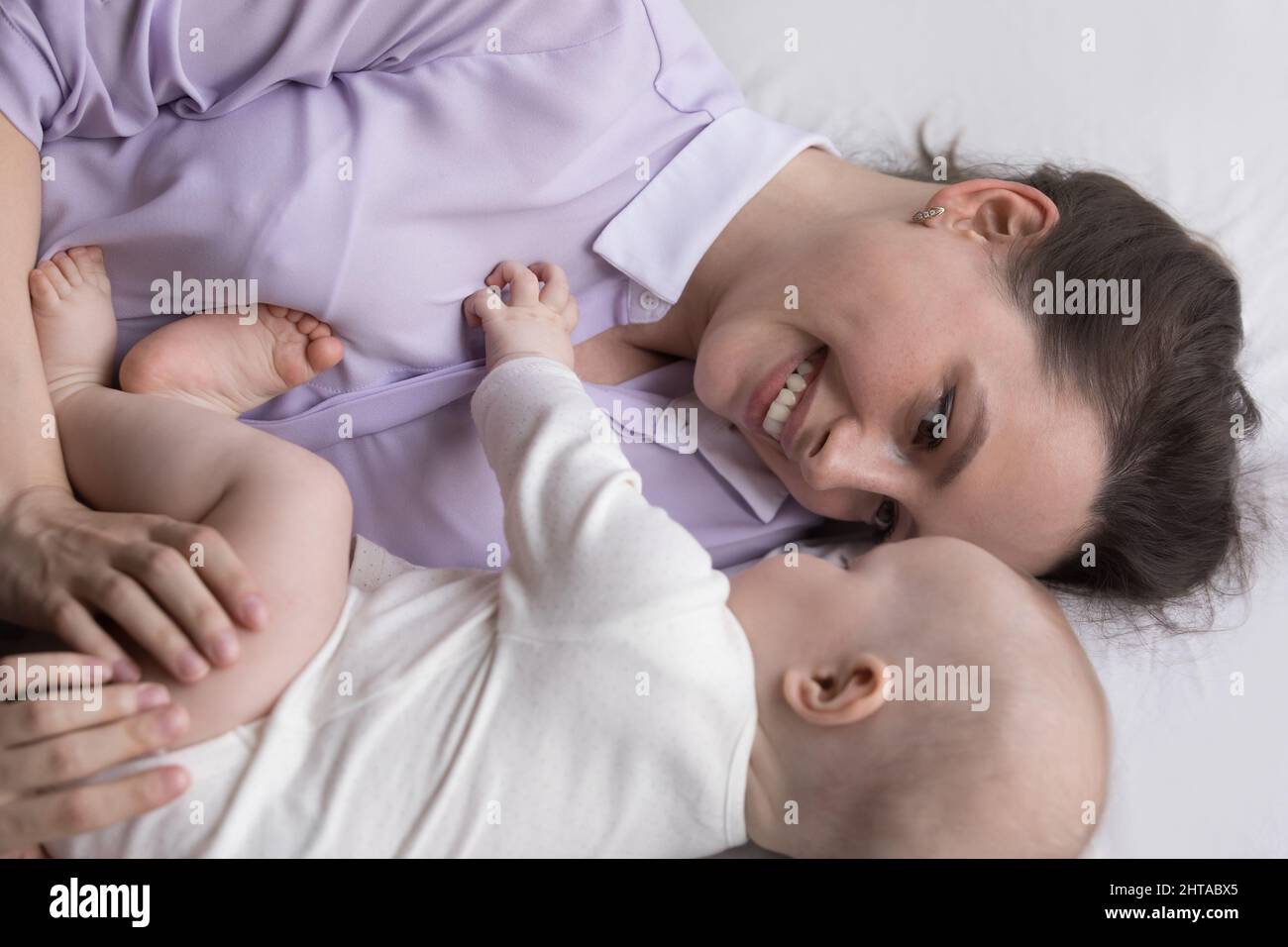 Glücklich fürsorglich gewidmet neue Mutter genießen Entspannung mit Kleinkind Stockfoto