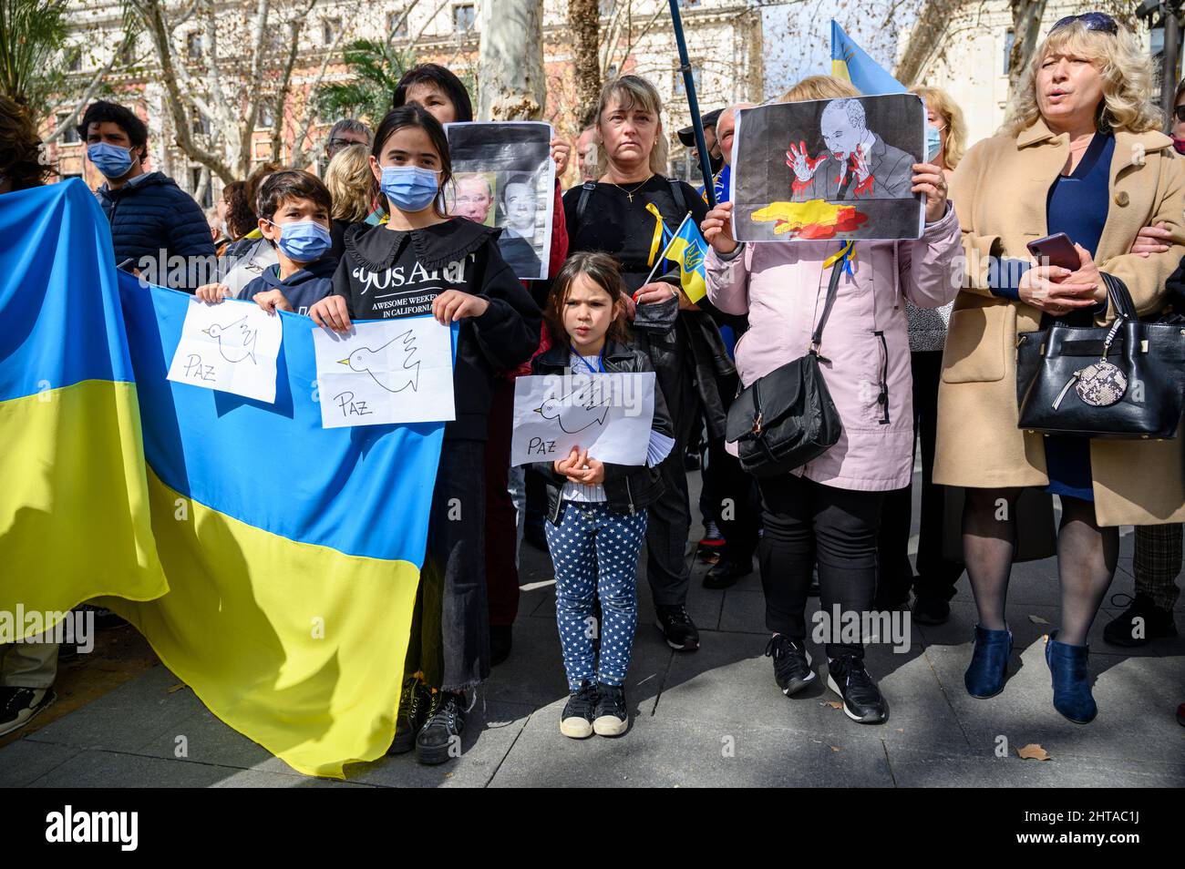 Sevilla, Spanien. 27.. Februar 2022. Ukrainische Bürger, die in Sevilla lebten, machten eine Demonstration, um ihr Land und ihre Regierung zu unterstützen und gegen die russische Invasion und Wladimir Putin. (Foto: Ángel García/Pacific Press/Sipa USA) Quelle: SIPA USA/Alamy Live News Stockfoto