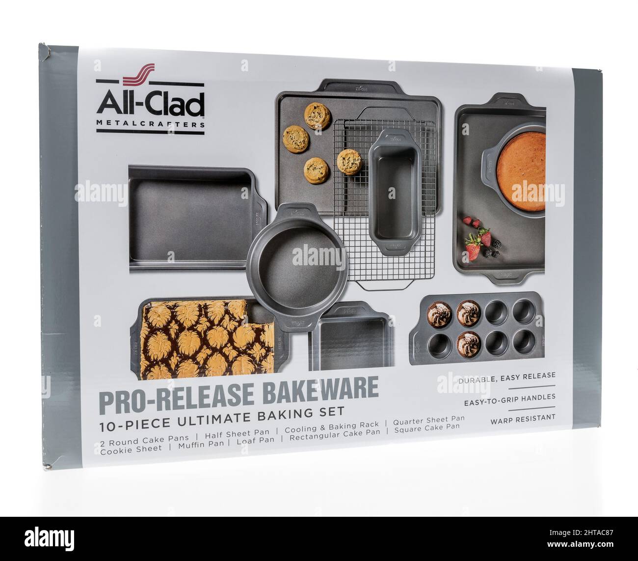 Winneconne, WI -27. Februar 2021: Ein Paket von All clad pro Release Backgeräte ultmate Backen auf einem isolierten Hintergrund gesetzt Stockfoto