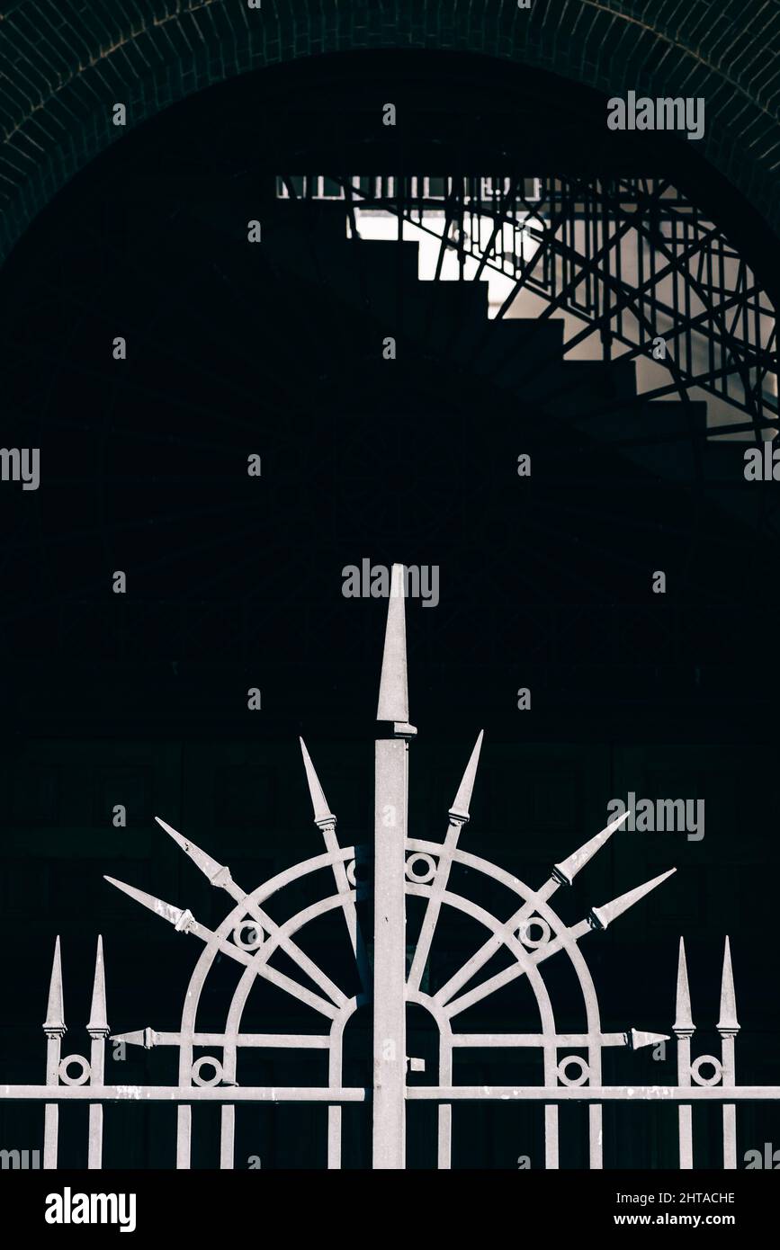 Eine weiße Silhouette einer Metalltür - Sonne und Schatten Stockfoto