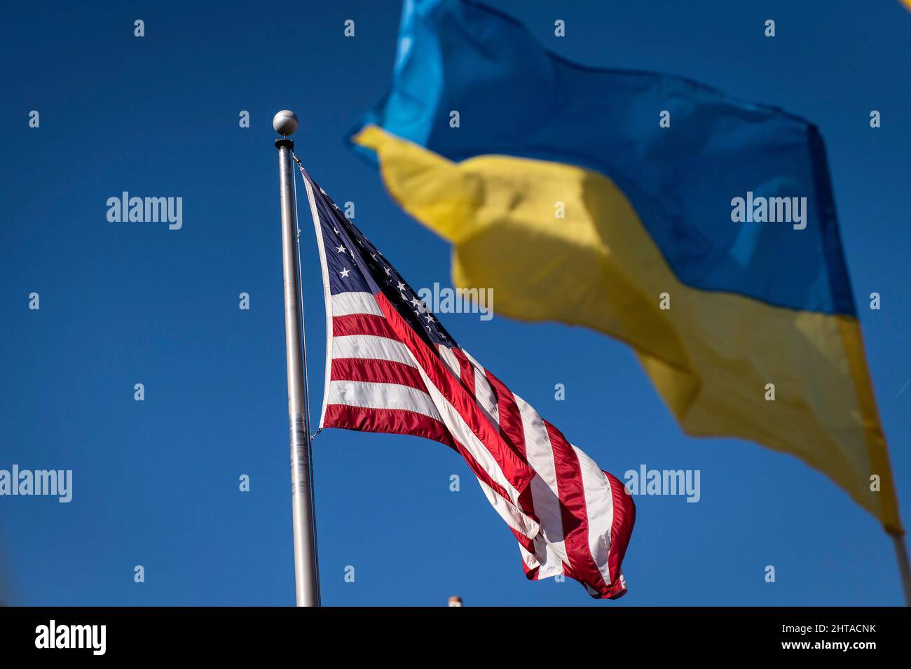 Chicago, USA. 27.. Februar 2022. Während einer Kundgebung zur Unterstützung der Ukraine bei STS werden US- und ukrainische Flaggen gezeigt. Die ukrainische katholische Kirche Volodymyr und Olha befindet sich am Sonntag, den 27. Februar 2022 im Stadtteil Ukrainian Village in Chicago, IL. (Foto von Christopher Dilts/Sipa USA) Quelle: SIPA USA/Alamy Live News Stockfoto