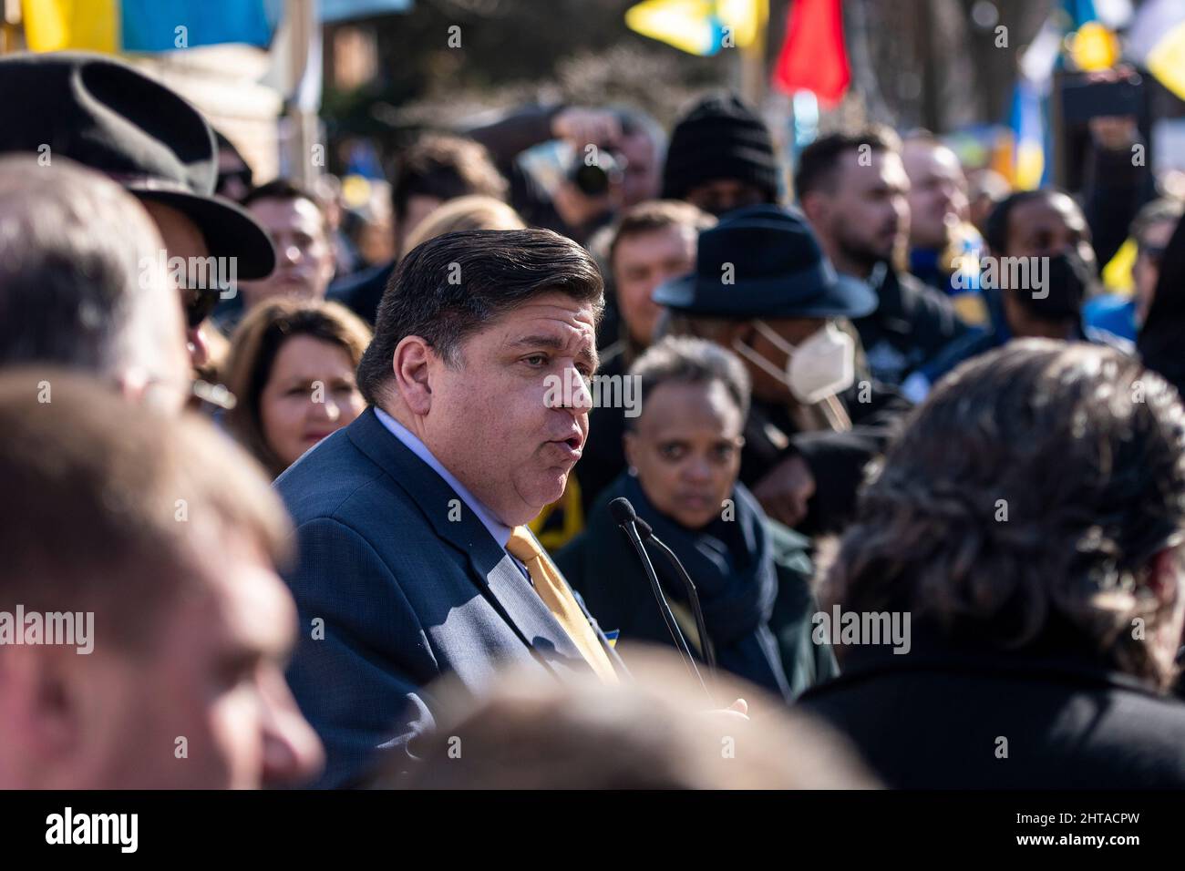 Chicago, USA. 27.. Februar 2022. Der Gouverneur von Illinois, JB Pritzker, spricht während einer Kundgebung zur Unterstützung der Ukraine bei STS. Die ukrainische katholische Kirche Volodymyr und Olha befindet sich am Sonntag, den 27. Februar 2022 im Stadtteil Ukrainian Village in Chicago, IL. (Foto von Christopher Dilts/Sipa USA) Quelle: SIPA USA/Alamy Live News Stockfoto