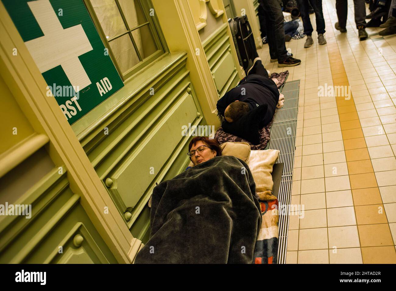 Przemysl, Polen. 27.. Februar 2022. Ukrainische Asylbewerber schlafen auf dem Boden am Bahnhof in Przemysl. Hunderte ukrainische Flüchtlinge, die in Przemy angekommen waren und nichts zu tun hatten, blieben über Nacht in der von den lokalen Behörden vorbereiteten Bahnhofshalle. (Foto von Attila Husejnow/SOPA Images/Sipa USA) Quelle: SIPA USA/Alamy Live News Stockfoto