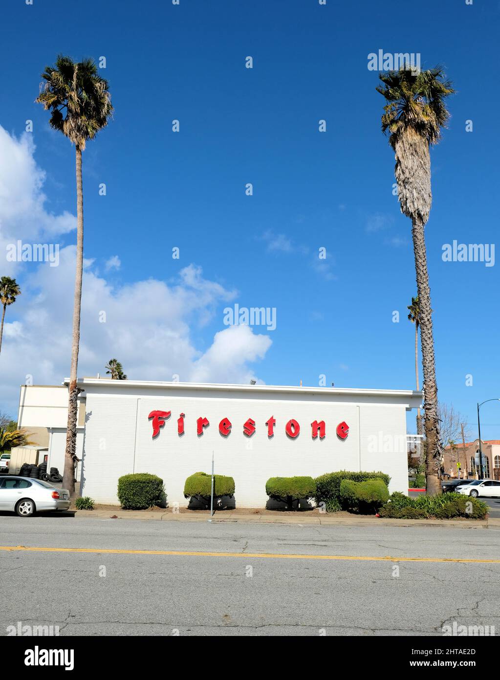Firestone Complete Auto Care in Millbrae, Kalifornien, USA; Reifencenter, Autoreparatur und Autowartung. Stockfoto