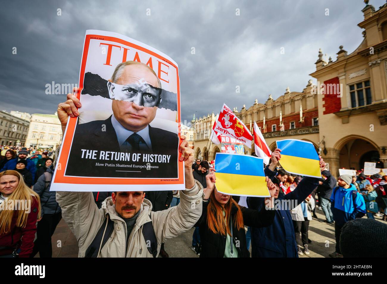 Ein Protestler hält ein Plakat mit einem Cover des Time Magazins, das den russischen Präsidenten Wladimir Putin als Adolf Hitler zeigt, zusammen mit dem Slogan „die Rückkehr der Geschichte“ während der Demonstration. Ein Antikriegsprotest der ukrainischen Gemeinschaft, der Polen und der Belarussen, die sie unterstützen. Seit Beginn der russischen Invasion in der Ukraine fanden täglich und viele Stunden lang Demonstrationen statt. Die Teilnehmer versuchen ständig, möglichst viele Menschen mit ihrer Botschaft zu erreichen, darunter auch Mitarbeiter der US- und deutschen Konsulate, vor denen sie auch mehrmals täglich Halt machen. (Foto von FI Stockfoto