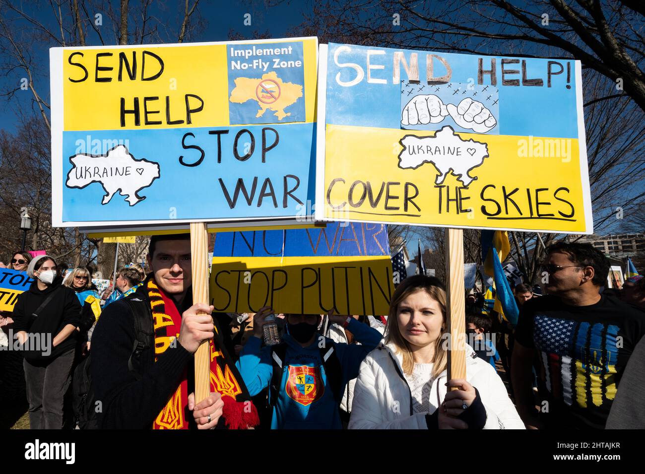 Washington, Usa. 27.. Februar 2022. Menschen mit Schildern mit den Aufsagen „Send help stop war“, „Implement no-fly Zone“ und „Send help Cover the Sky“ bei einer „Stand with Ukraine“-Kundgebung. Kredit: SOPA Images Limited/Alamy Live Nachrichten Stockfoto
