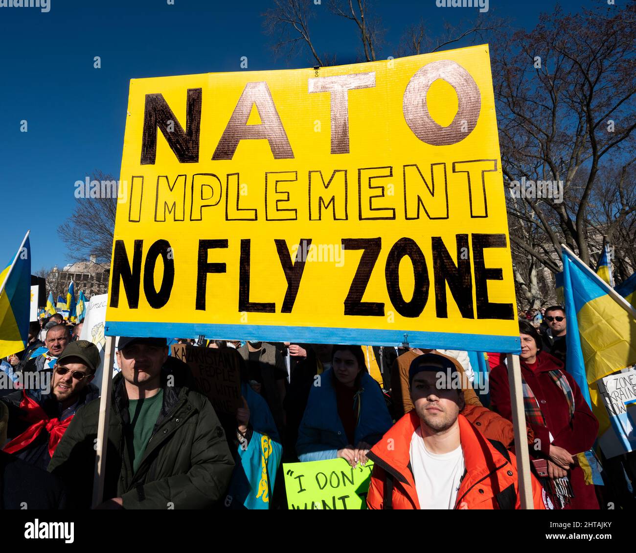 Washington, Usa. 27.. Februar 2022. Männer halten ein Schild mit der Aufschrift „NATO implementiert keine Flugzone“ bei einer „Stand mit der Ukraine“-Kundgebung. Kredit: SOPA Images Limited/Alamy Live Nachrichten Stockfoto
