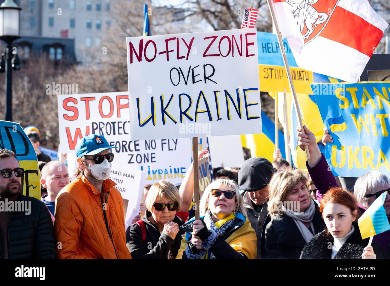 Washington, Usa. 27.. Februar 2022. Frau hält ein Schild mit der Aufschrift „No-Fly over Ukraine“ bei einer Kundgebung „Stand with Ukraine“. Kredit: SOPA Images Limited/Alamy Live Nachrichten Stockfoto