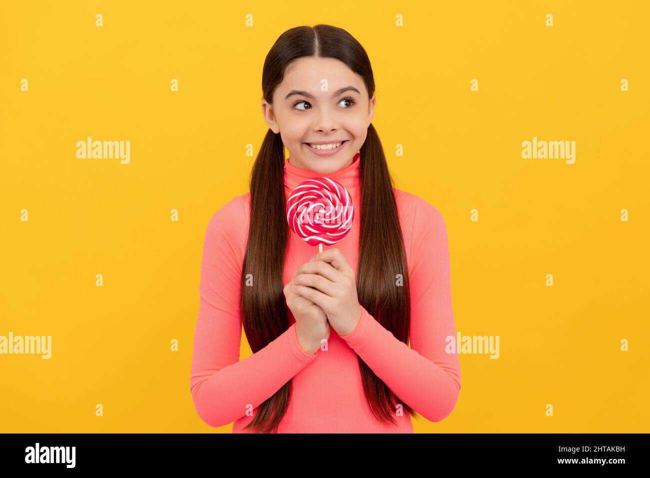 ich bin so froh. Süßer Zahn. Lecker. Glückliches Mädchen halten Lollipop. lollipop Kind. Stockfoto