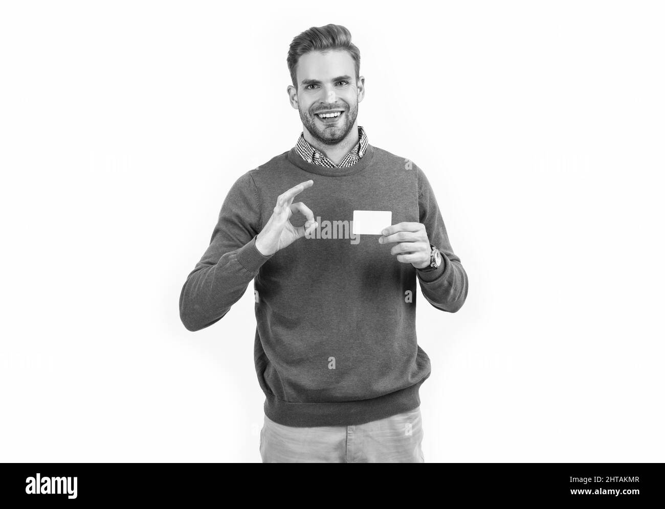 Hübscher Mann mit stilvollen Haaren, die Kreditkarte auf weißem, kopiertem Platz zeigen, Online-Banking Stockfoto