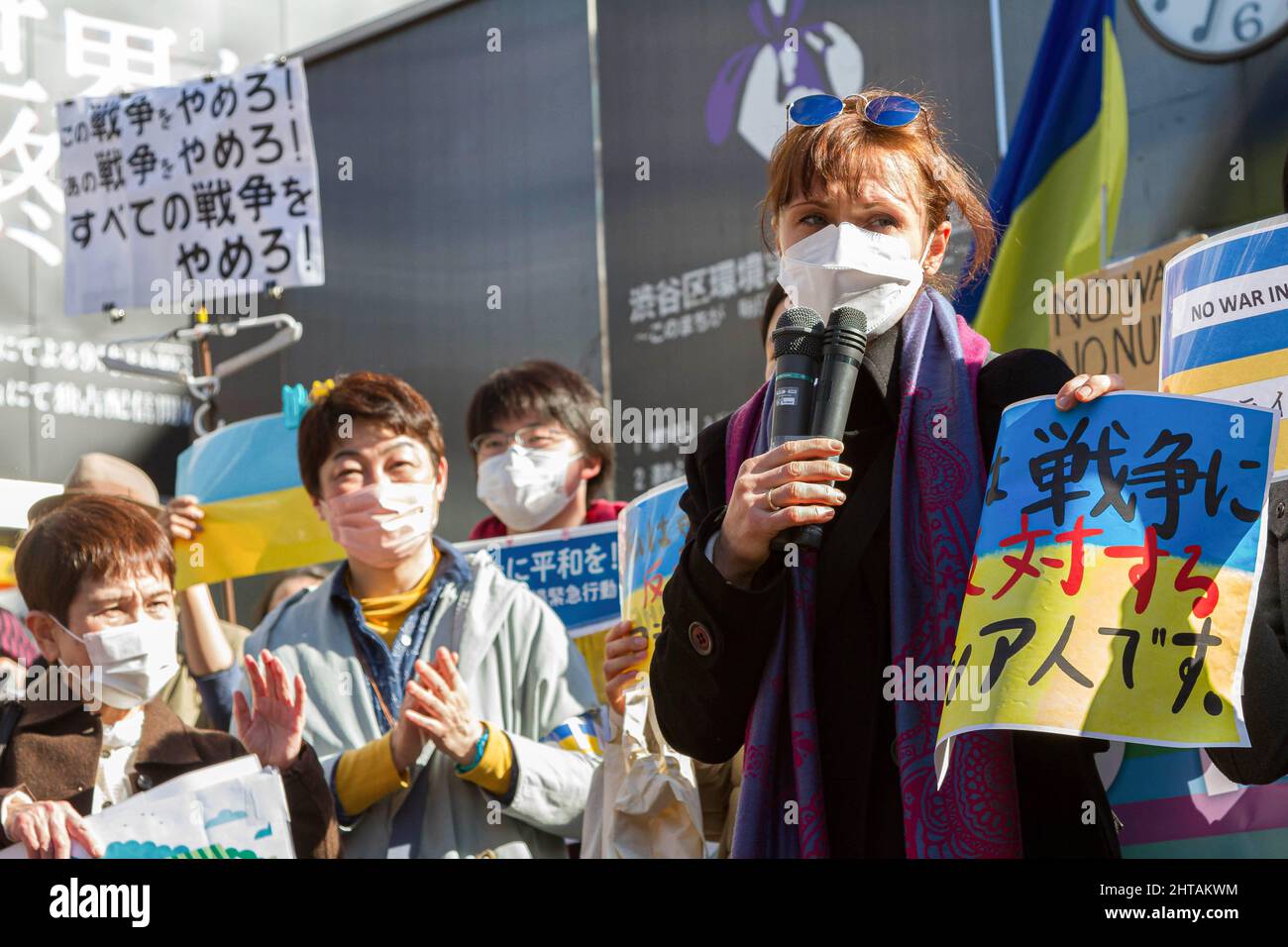 Tokio, Japan. 27.. Februar 2022. Eine russische Frau spricht während eines Protestes gegen die russische Invasion der Ukraine auf dem Hachiko-Platz. Kredit: SOPA Images Limited/Alamy Live Nachrichten Stockfoto