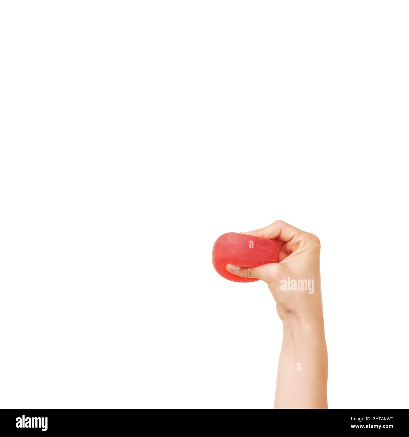 Den ganzen Stress abbauen. Beschnittene Ansicht einer Frau, die einen Stressball auf einen weißen Hintergrund drückt. Stockfoto