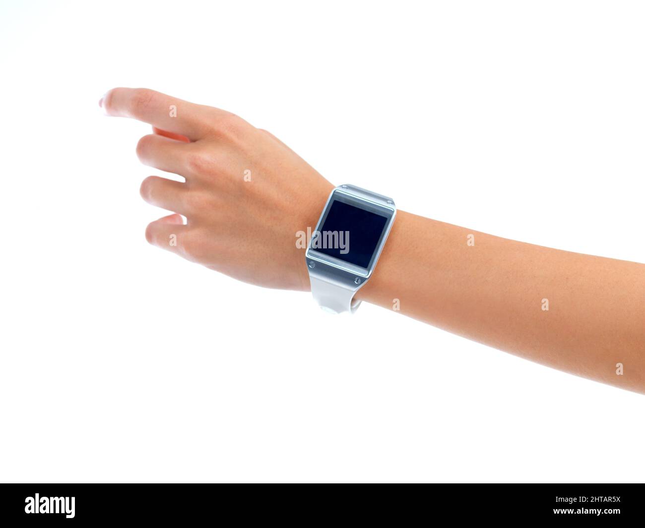 Verkürzte Ansicht einer Frau mit Smartwatch. Die in diesem Bild gezeigten kommerziellen Produkte oder Designs stellen Simulationen eines realen Produkts dar Stockfoto