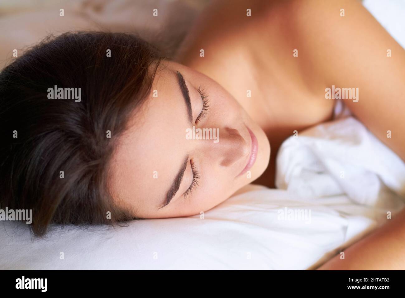 Hier Träume ich. Aufnahme einer natürlich schönen Frau, die schläft. Stockfoto