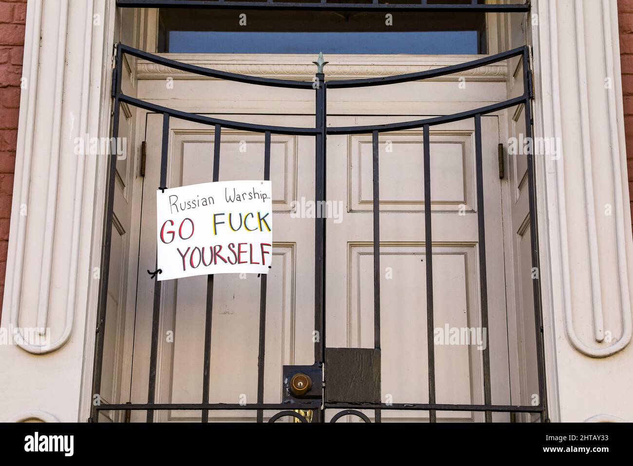 Am Sonntag, den 27. Februar 2022, häufen sich vor der ukrainischen Botschaft in Washington D.C. die zur Unterstützung der Ukraine zurückgebliebenen Gegenstände. Russland ist in die Ukraine eingedrungen Stockfoto