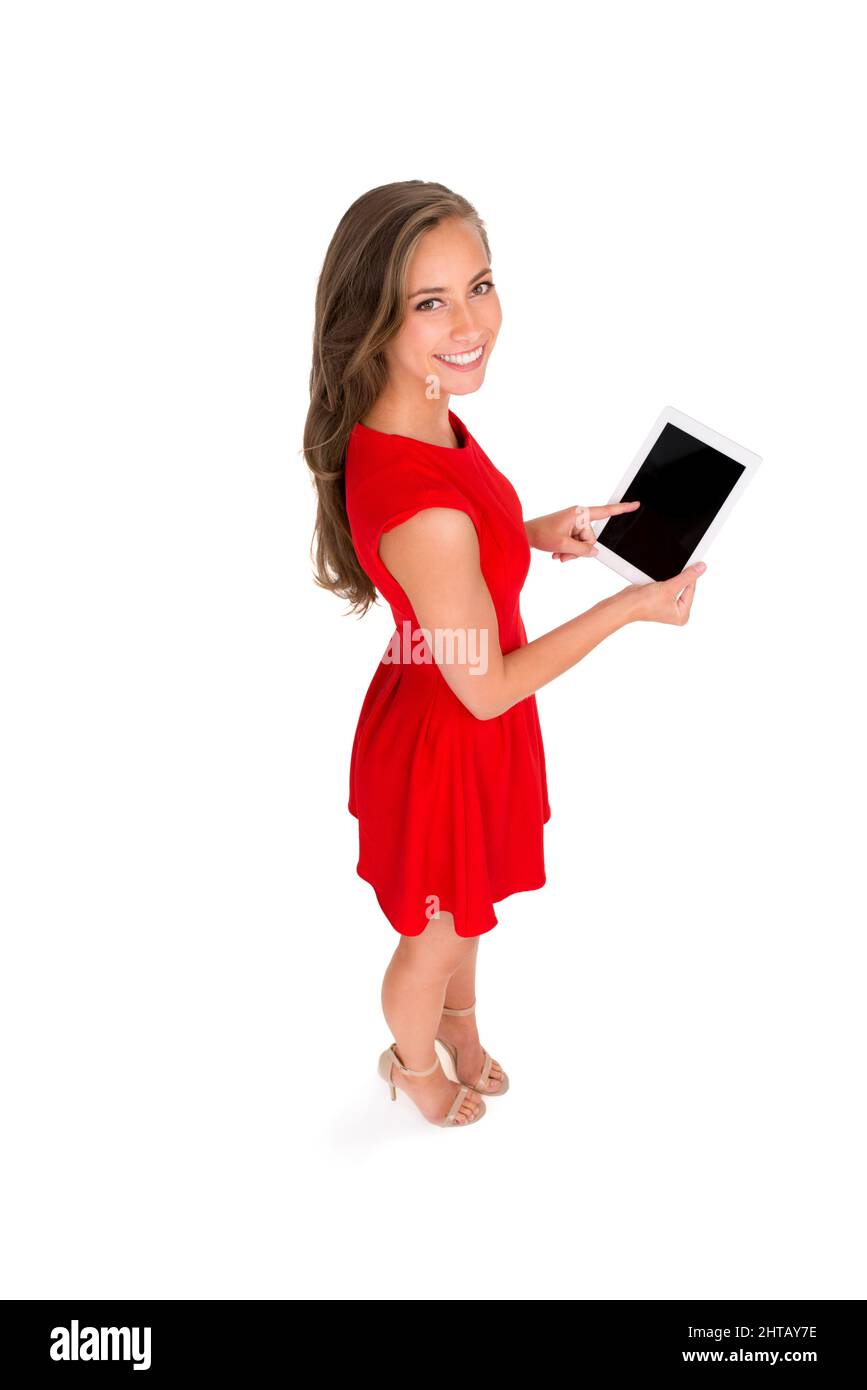 Ich finde alles, was ich brauche, online. Aufnahme einer Frau in einem roten Kleid, die ein digitales Tablet hält. Stockfoto