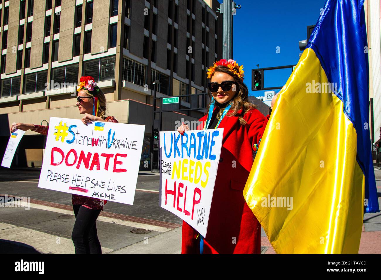 Reno, Usa. 27.. Februar 2022. Demonstranten halten bei einer Kundgebung für die Ukraine Zeichen. Einheimische versammelten sich, um sich für die Ukraine einzusetzen und die Invasion der Russen zu verurteilen. Sie versuchten auch, Geld zu sammeln, um die Kriegsanstrengungen der Ukraine zu unterstützen. Kredit: SOPA Images Limited/Alamy Live Nachrichten Stockfoto