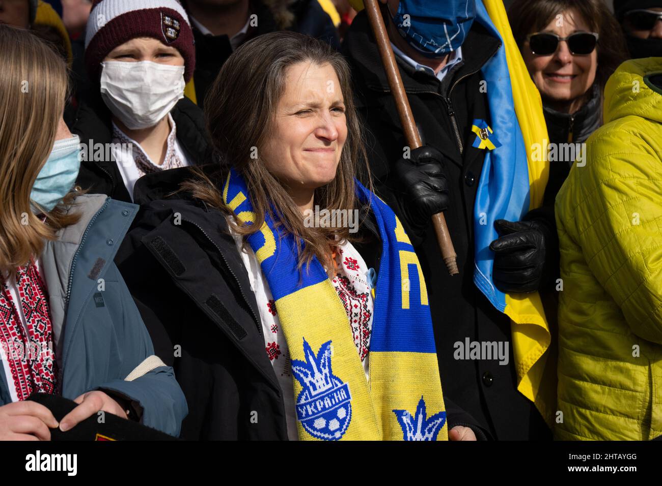 Die Finanzministerin und stellvertretende Premierministerin Chrystia Freeland tritt auf einem Stand mit der Ukraine-Veranstaltung auf dem Nathan Phillips Square in Toronto, Ontario, auf. Stockfoto