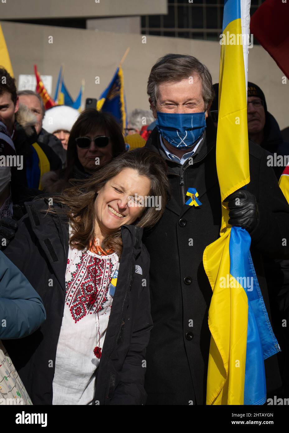 Die liberale Finanzministerin Chrystia Freeland und der Bürgermeister von Toronto, John Tory, treten an einem Stand mit der Ukraine-Veranstaltung auf dem Nathan Phillips Square in Toronto auf. Stockfoto