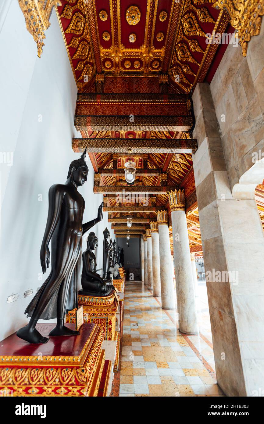 Buddhas im Marmortempel, Wat Benchamabophit Dusit wanaram in Bangkok, Thailand Stockfoto