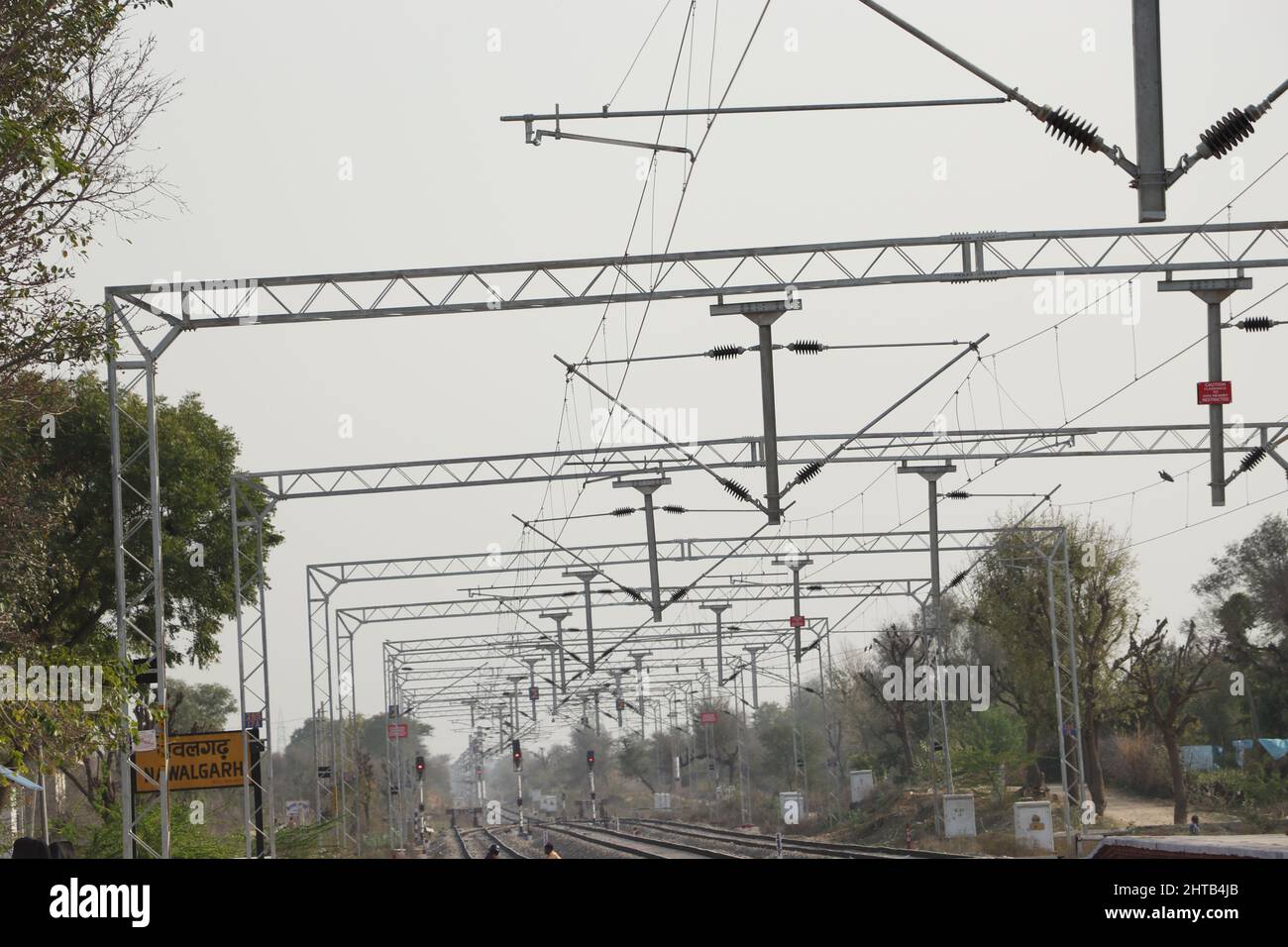 Elektrische Leitung auf Mast, dc elektrische Leitung. Stockfoto