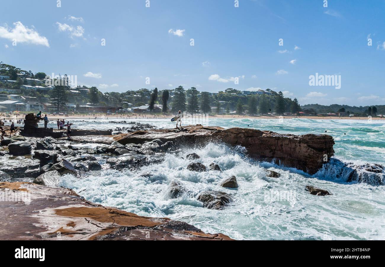 Tumultouos surfen am Avoca Beach an der Central Coast von New South Wales, Australien Stockfoto