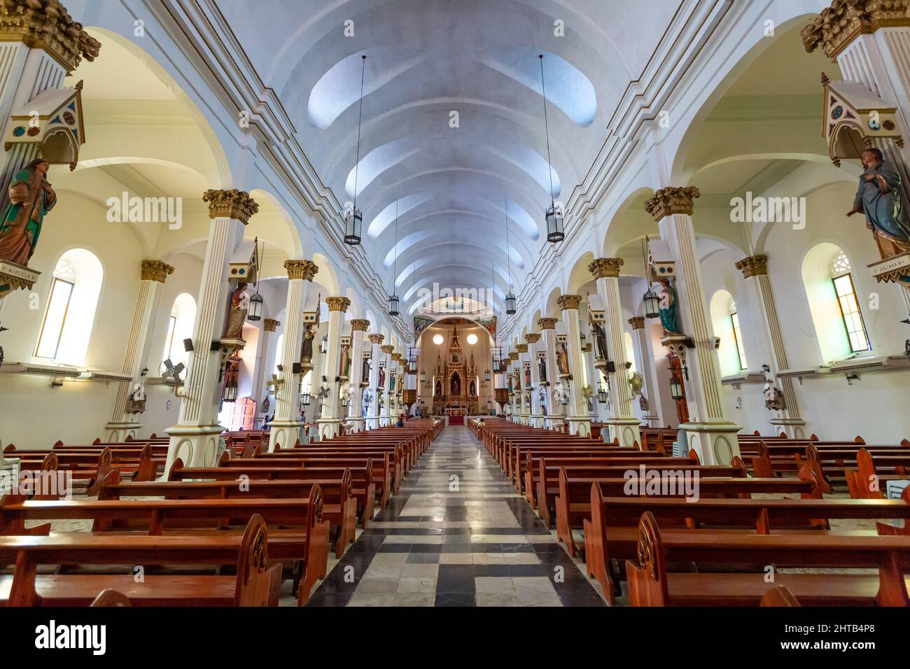 Eine wunderschöne Aussicht auf das Innere der Molo Kirche in Iloilo City, Philippinen Stockfoto
