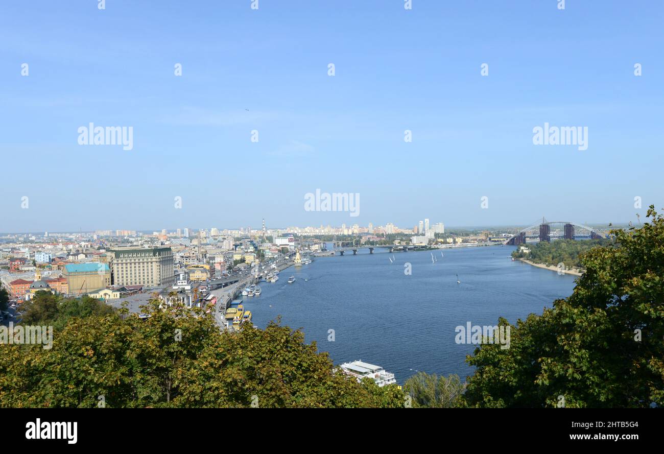 Blick auf den Fluss Dnipro in Kiew, Ukraine. Stockfoto